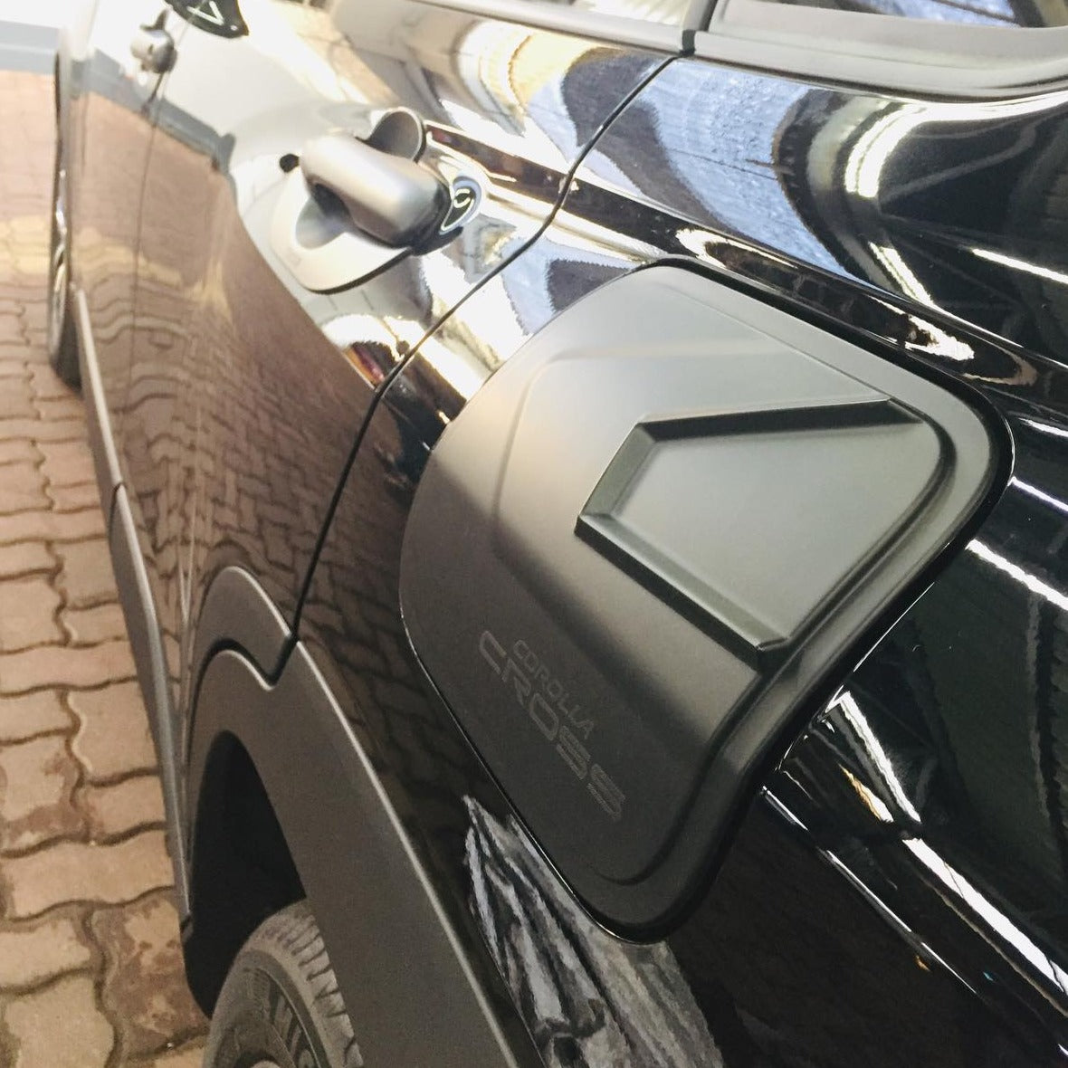 FUEL TANK LID COVER (BLACK) TOYOTA COROLLA CROSS (2020)