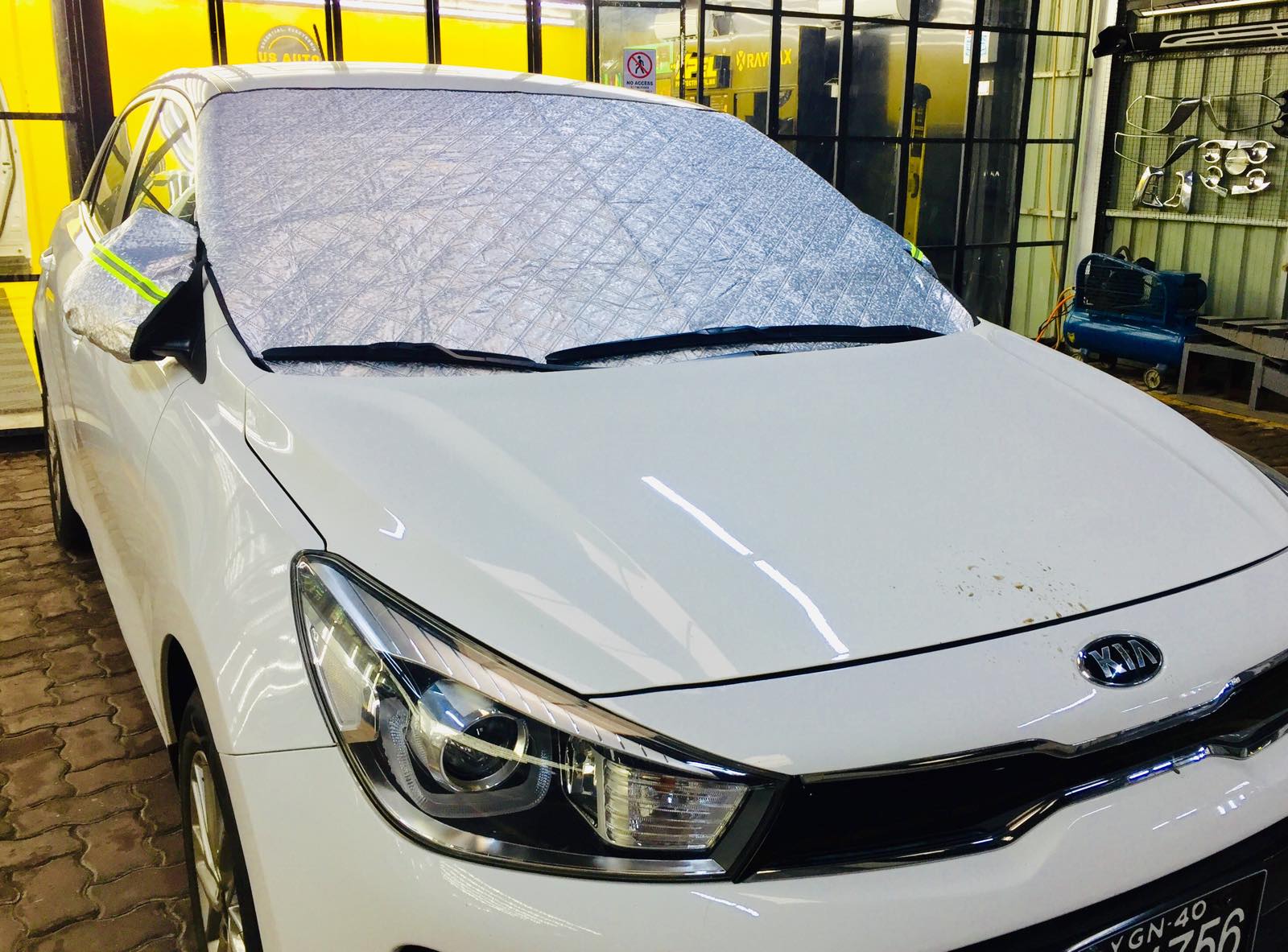 WINDSHIELD SUN COVER (L) (SILVER)